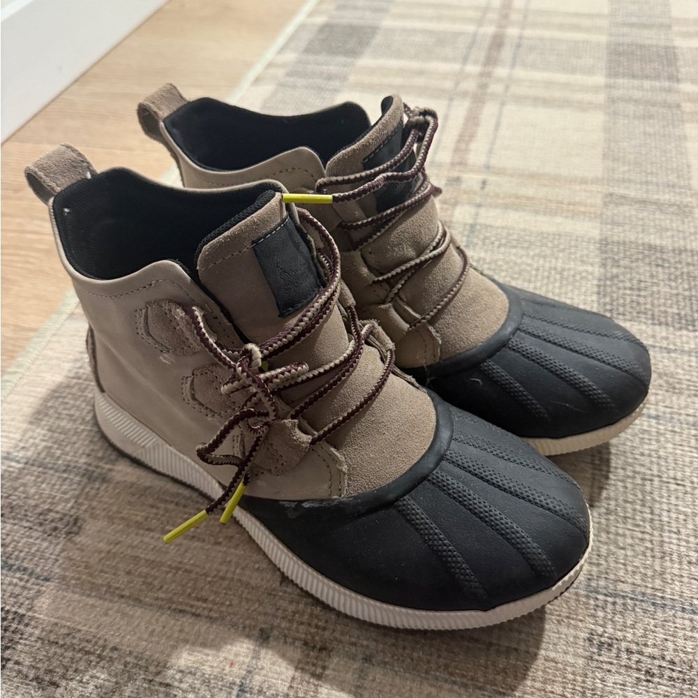 Sorel Women’s Tan and Black Rain Boots